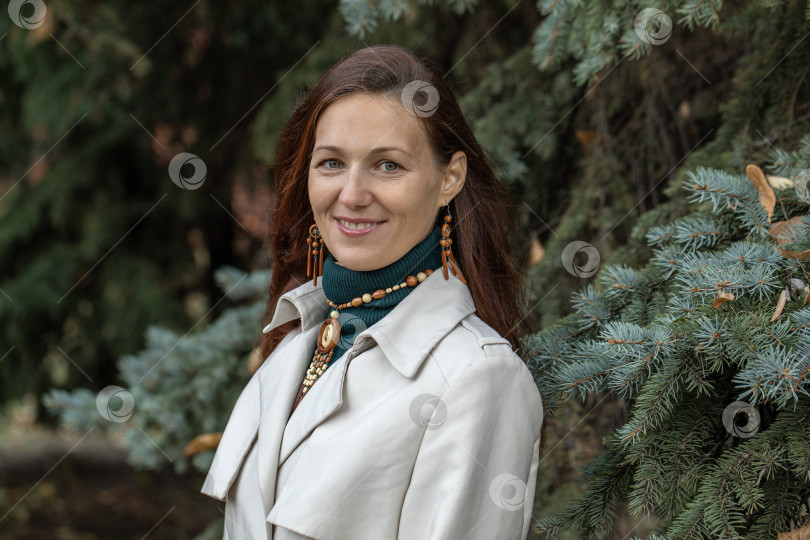 Скачать Портрет молодой, красивой женщины в сером пальто фотосток Ozero