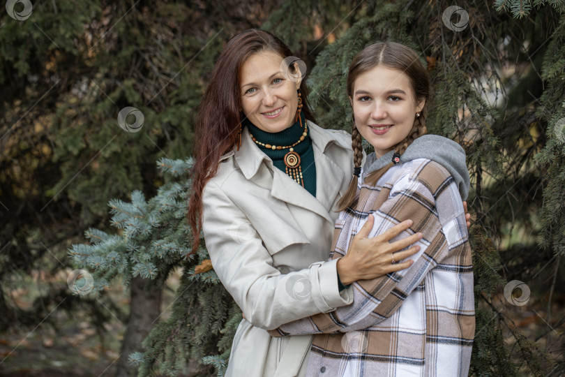 Скачать Осенний портрет девочки-подростка с матерью фотосток Ozero