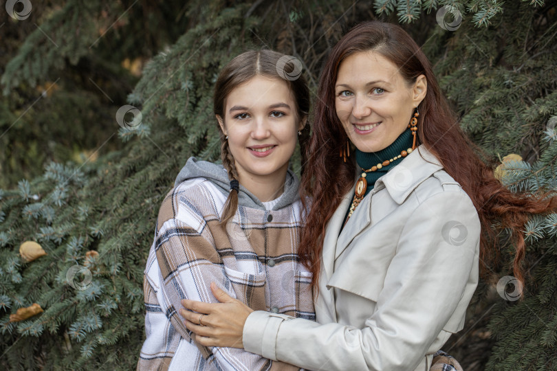 Скачать Осенний портрет девочки-подростка с матерью фотосток Ozero