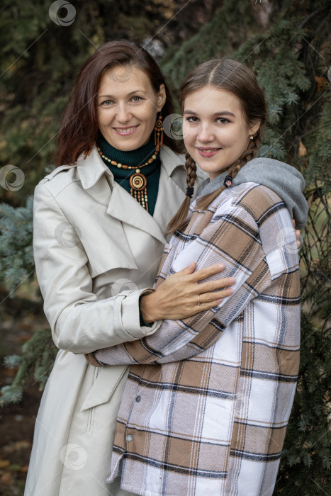 Скачать Осенний портрет девочки-подростка с матерью фотосток Ozero