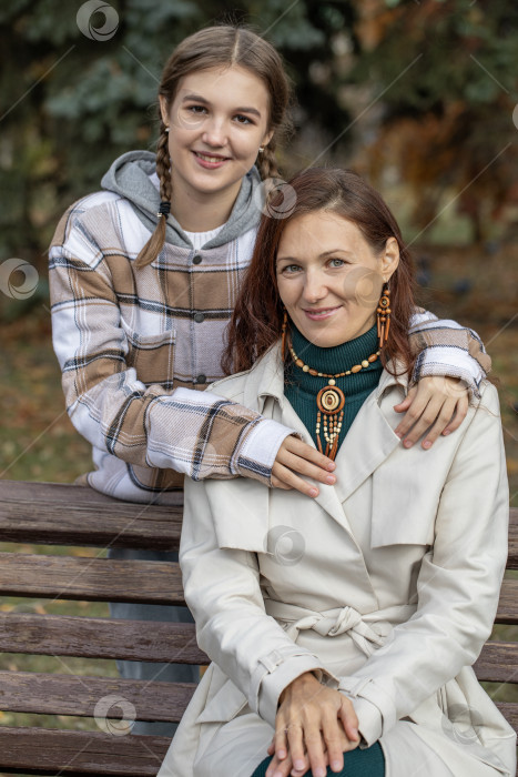 Скачать Осенний портрет девочки-подростка с матерью фотосток Ozero
