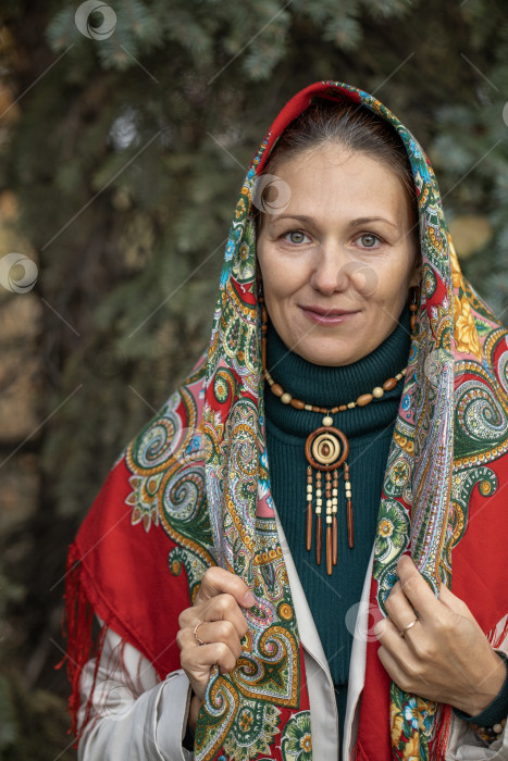 Скачать Крупный план портрета женщины средних лет в платке на голове фотосток Ozero