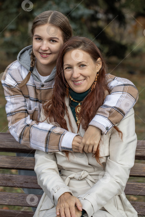 Скачать Осенний портрет девочки-подростка с матерью фотосток Ozero