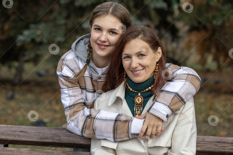 Скачать Осенний портрет девочки-подростка с матерью фотосток Ozero