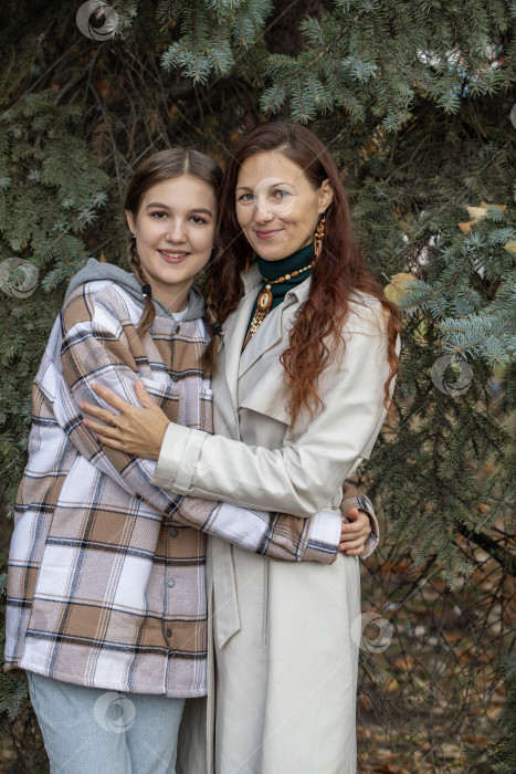 Скачать Осенний портрет девочки-подростка с матерью фотосток Ozero