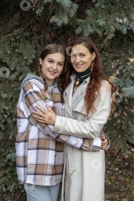 Скачать Осенний портрет девочки-подростка с матерью фотосток Ozero