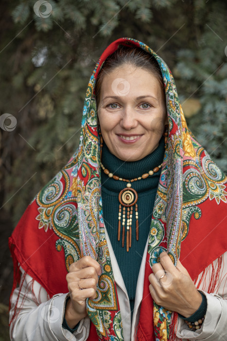 Скачать Крупный план портрета женщины средних лет в платке на голове фотосток Ozero