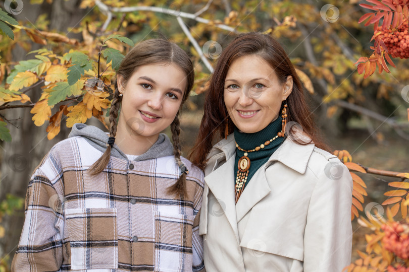 Скачать Осенний портрет девочки-подростка с матерью фотосток Ozero