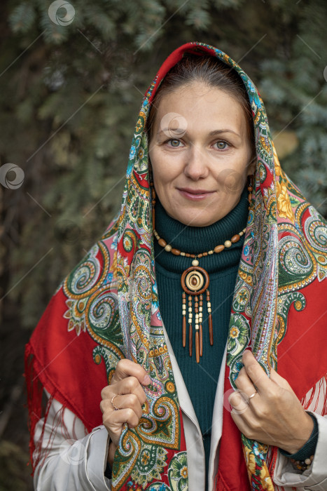 Скачать Крупный план портрета женщины средних лет в платке на голове фотосток Ozero