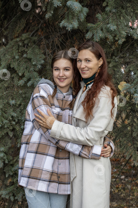 Скачать Осенний портрет девочки-подростка с матерью фотосток Ozero