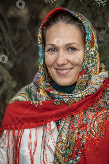 Скачать Крупный план портрета женщины средних лет в платке на голове фотосток Ozero