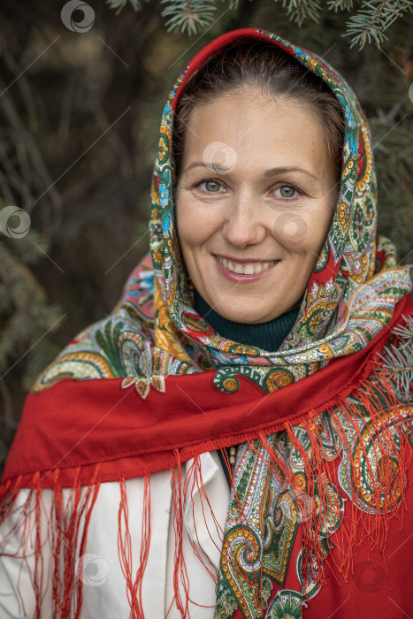 Скачать Крупный план портрета женщины средних лет в платке на голове фотосток Ozero