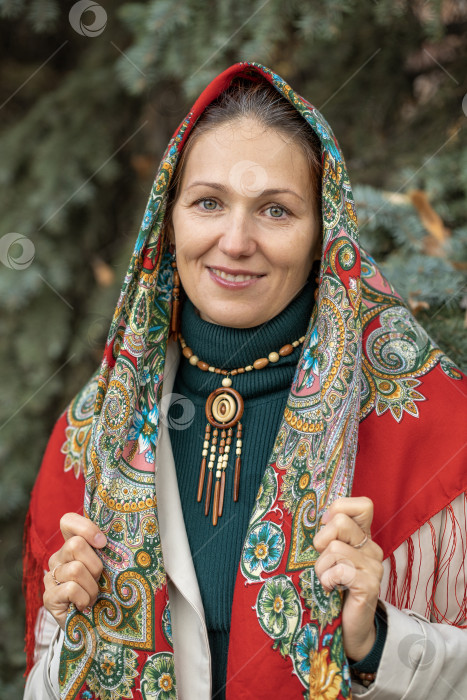 Скачать Крупный план портрета женщины средних лет в платке на голове фотосток Ozero