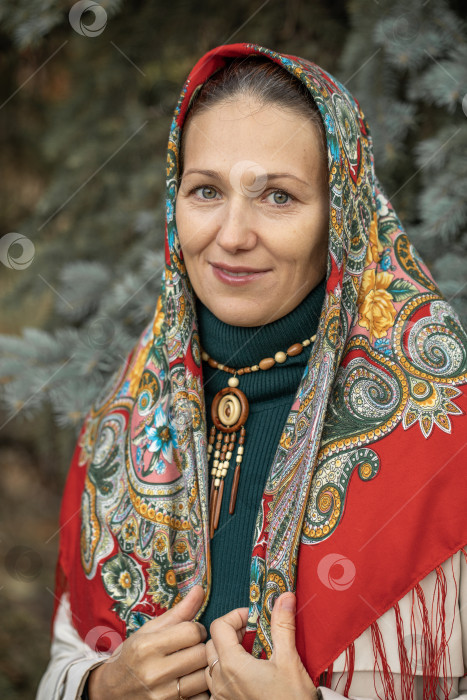 Скачать Крупный план портрета женщины средних лет в платке на голове фотосток Ozero