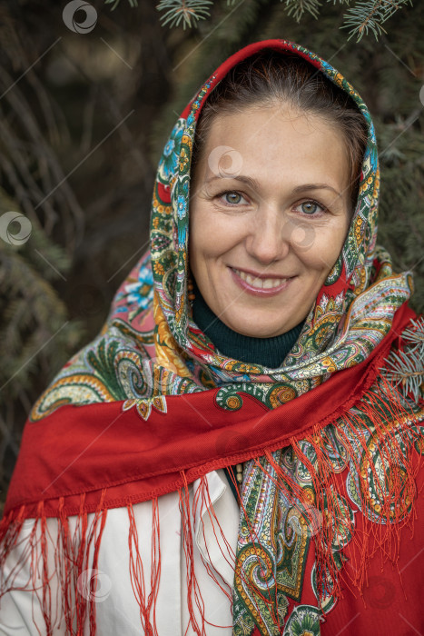 Скачать Крупный план портрета женщины средних лет в платке на голове фотосток Ozero