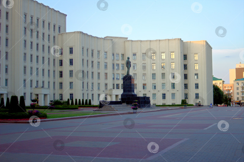 Скачать Памятник Ленину на фоне городского здания фотосток Ozero