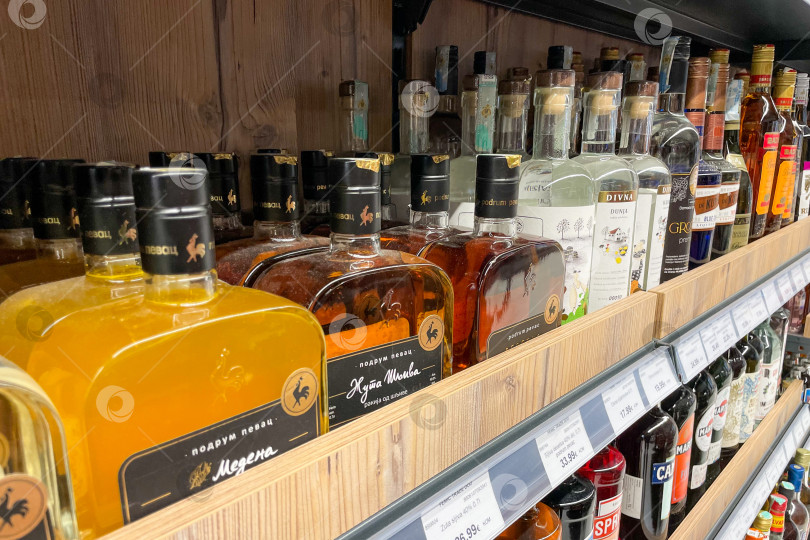 Скачать Бар, Черногория, 17 октября 2025 года, Алкогольные напитки в супермаркете фотосток Ozero