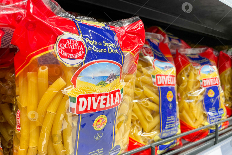 Скачать Бар, Черногория, 2 октября 2025 года, полка супермаркета итальянской пасты торговой марки Divella фотосток Ozero