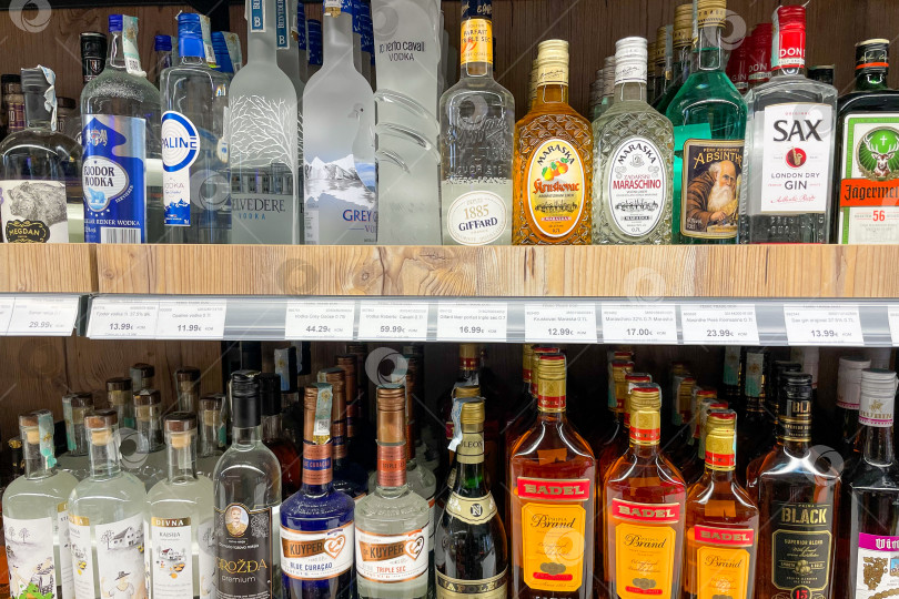 Скачать Бар, Черногория, 17 октября 2025 года, Алкогольные напитки в супермаркете фотосток Ozero