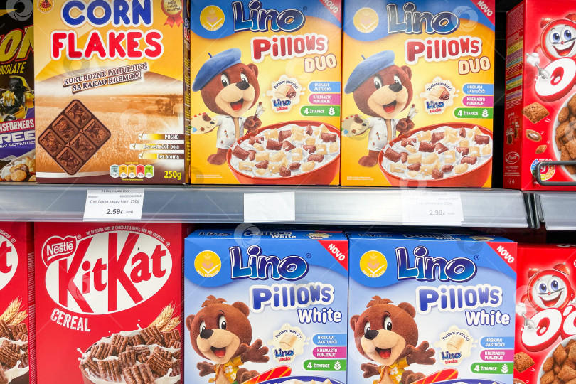 Скачать Бар, Черногория, 17 октября 2025 года, завтрак из хрустящих хлопьев в супермаркете фотосток Ozero