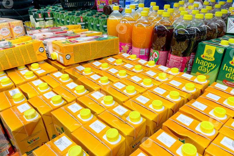 Скачать Бар, Черногория, 17 октября 2025 года, В магазине имеются банки с газированным сладким напитком фотосток Ozero