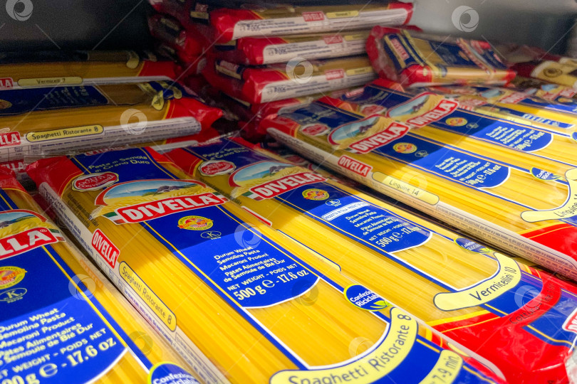 Скачать Бар, Черногория, 2 октября 2025 года, полка супермаркета итальянской пасты торговой марки Divella фотосток Ozero