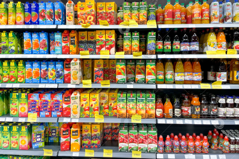 Скачать Бар, Черногория, 17 октября 2025 года, В магазине имеются банки с газированным сладким напитком фотосток Ozero