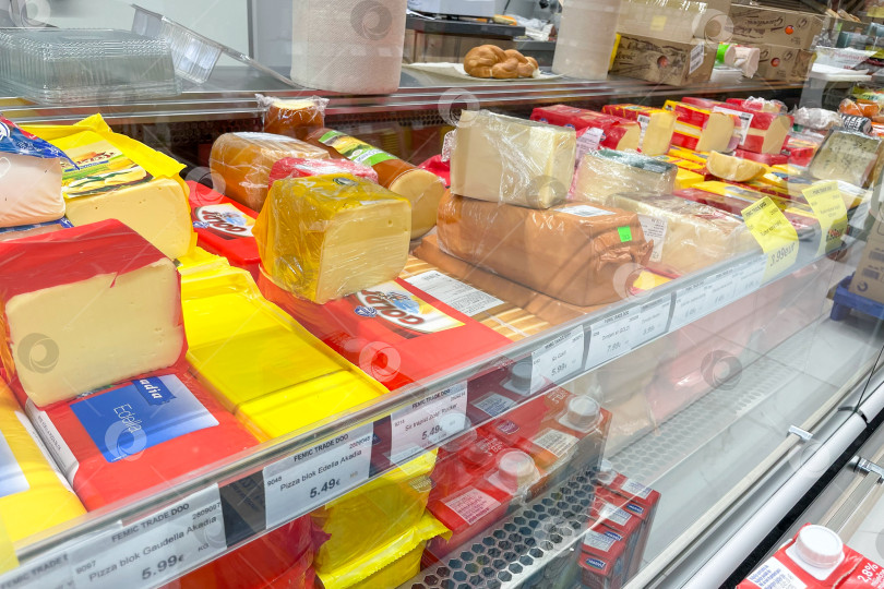 Скачать Бар, Черногория, 17 октября 2025 года, кусочки разного сыра на прилавке супермаркета фотосток Ozero