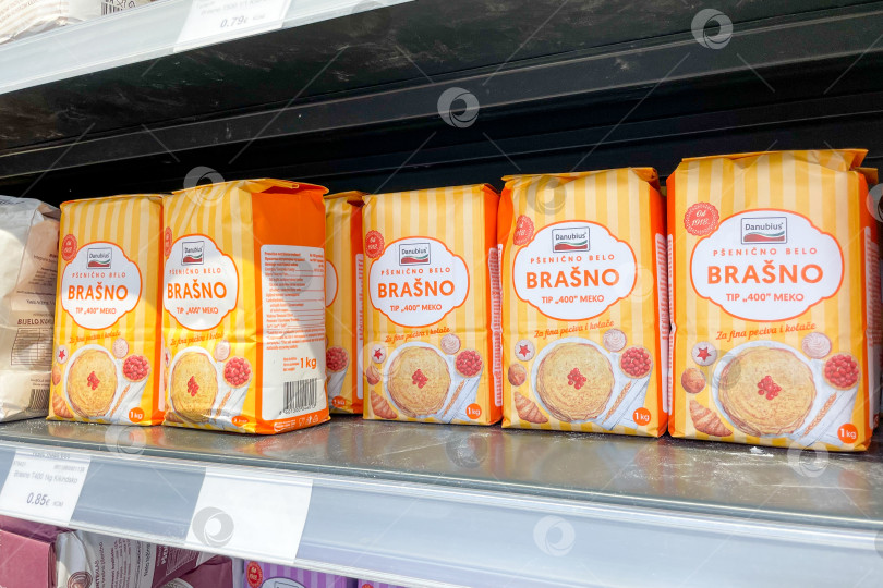 Скачать Бар, Черногория, 25 октября 2025 года, Мучная выпечка в бумажном пакете на полке супермаркета фотосток Ozero