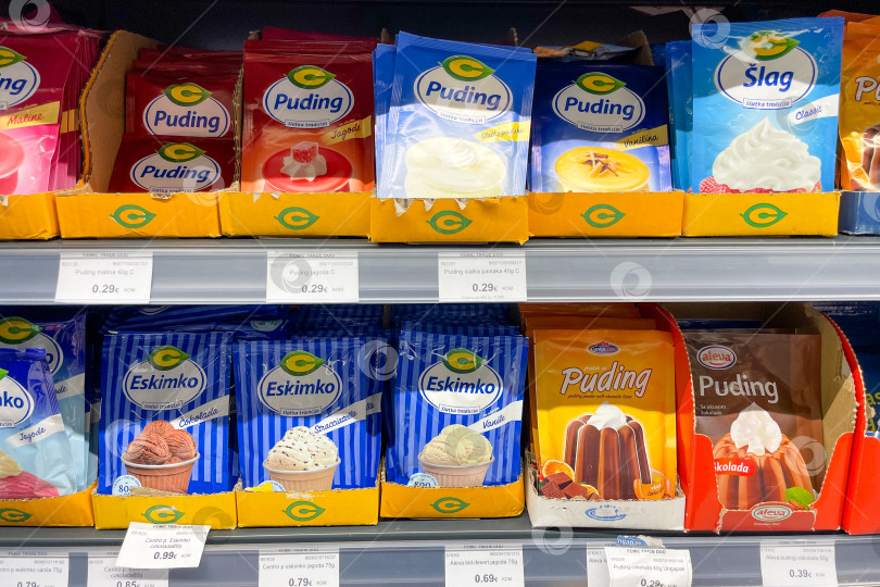 Скачать Бар, Черногория, 25 октября 2025 года, ингредиенты для выпечки со специями на полке супермаркета фотосток Ozero