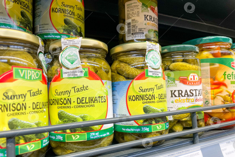Скачать Бар, Черногория, 25 октября 2025 года, супермаркет овощных консервов и маринадов в стеклянных банках фотосток Ozero
