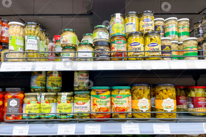 Скачать Бар, Черногория, 25 октября 2025 года, супермаркет овощных консервов и маринадов в стеклянных банках фотосток Ozero
