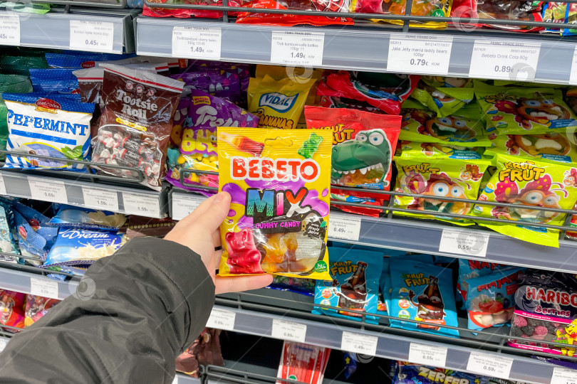 Скачать Бар, Черногория, 17 октября 2025 года, Мармелад, желейные конфеты, закуски в супермаркете фотосток Ozero