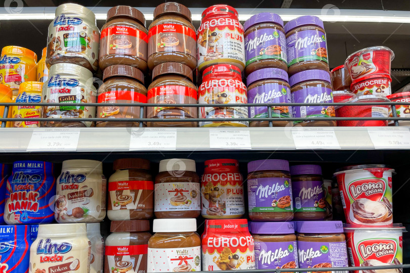 Скачать Бар, Черногория, 17 октября 2025 года, Различные виды шоколада на полке супермаркета фотосток Ozero