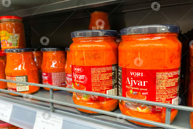 Скачать Бар, Черногория, 25 октября 2025 года, стеклянная банка с овощным соусом Айвар на полке магазина фотосток Ozero