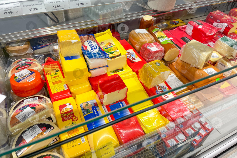 Скачать Бар, Черногория, 17 октября 2025 года, кусочки разного сыра на прилавке супермаркета фотосток Ozero