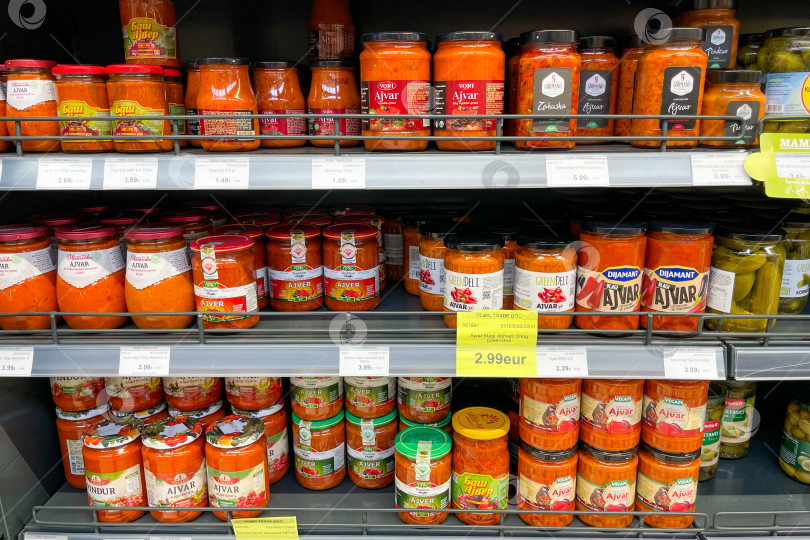 Скачать Бар, Черногория, 25 октября 2025 года, стеклянная банка с овощным соусом Айвар на полке магазина фотосток Ozero