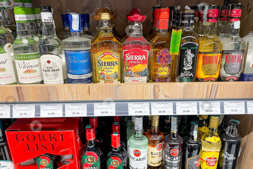 Скачать Бар, Черногория, 17 октября 2025 года, Алкогольные напитки в супермаркете фотосток Ozero