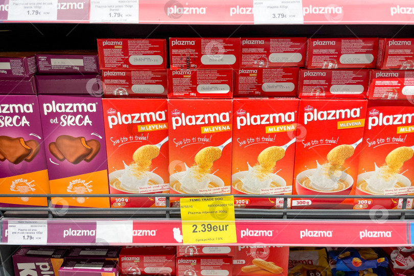 Скачать Бар, Черногория, 17 октября 2025 года, печенье Plazma, сладости и закуски в супермаркете фотосток Ozero