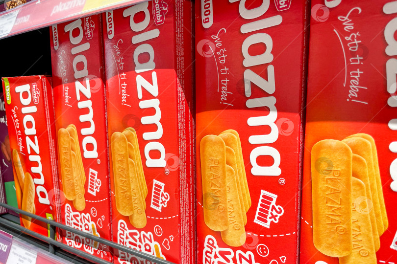 Скачать Бар, Черногория, 17 октября 2025 года, печенье Plazma, сладости и закуски в супермаркете фотосток Ozero