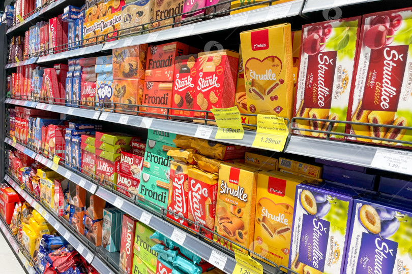 Скачать Бар, Черногория, 17 октября 2025 года, Различные сладости и закуски на полке супермаркета фотосток Ozero