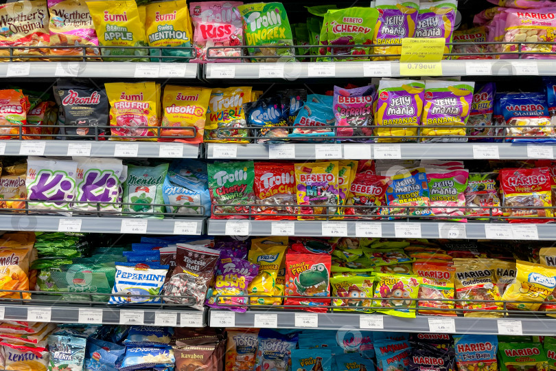 Скачать Бар, Черногория, 17 октября 2025 года, Мармелад, желейные конфеты, закуски в супермаркете фотосток Ozero