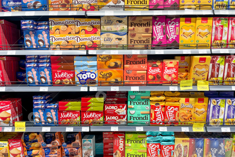 Скачать Бар, Черногория, 17 октября 2025 года, Различные сладости и закуски на полке супермаркета фотосток Ozero