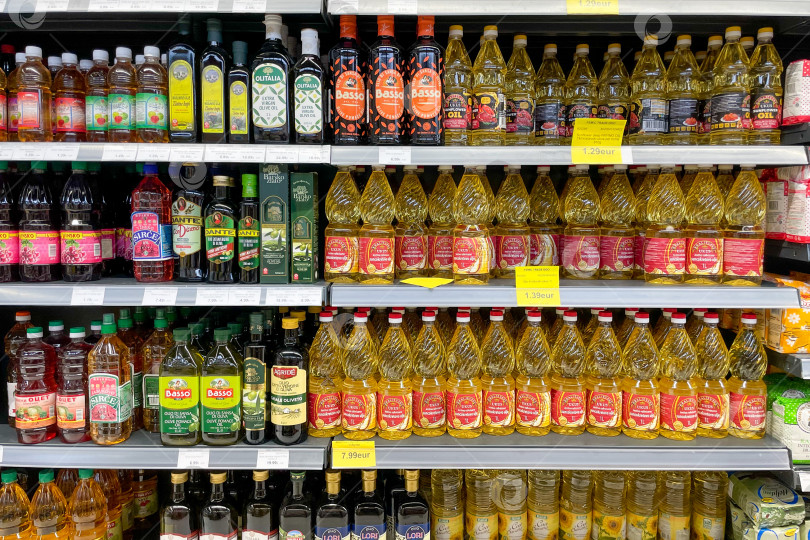 Скачать Бар, Черногория, 25 октября 2025 года, полки супермаркета с бутылками подсолнечного и оливкового масла фотосток Ozero