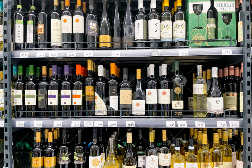 Скачать Бар, Черногория, 17 октября 2025 года, Алкогольные напитки в супермаркете фотосток Ozero