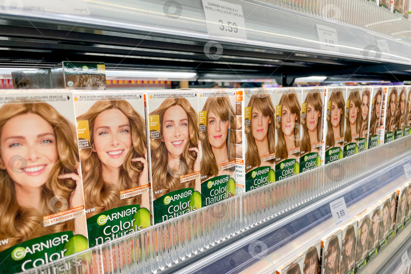Скачать Бар, Черногория, 2 октября 2025 года, краска для волос марки Garnier в полочном супермаркете фотосток Ozero