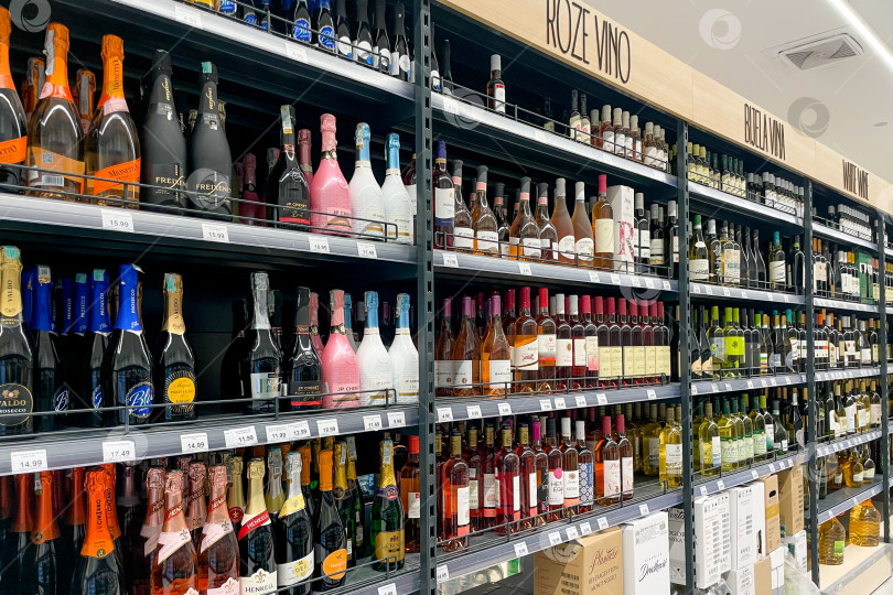 Скачать Бар, Черногория, 17 октября 2025 года, Алкогольные напитки в супермаркете фотосток Ozero