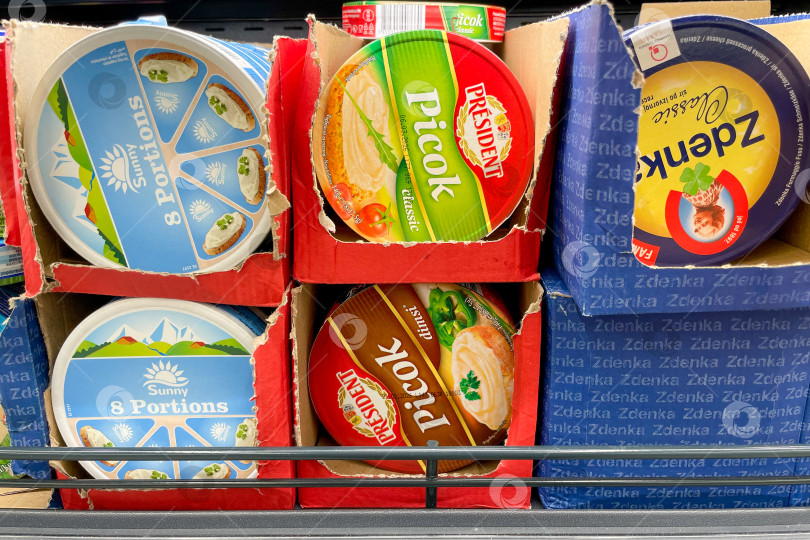 Скачать Бар, Черногория, 17 октября 2025 года, Плавленый сыр на прилавке супермаркета фотосток Ozero