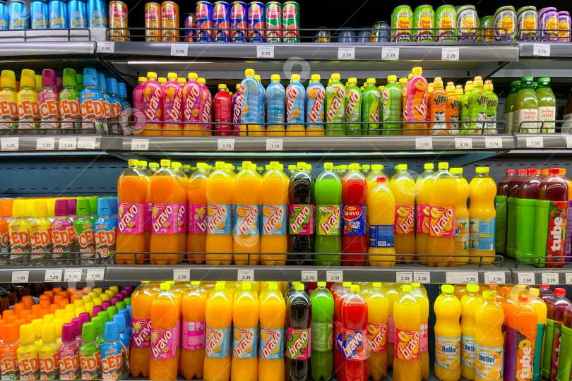 Скачать Бар, Черногория, 17 октября 2025 года, В магазине есть банки с газированным сладким напитком фотосток Ozero