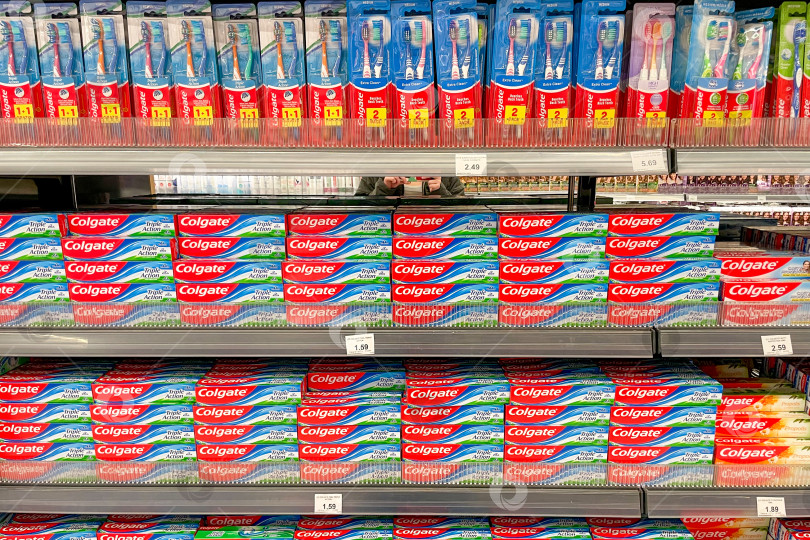 Скачать Бар, Черногория, 25 октября 2025 года, полка супермаркета зубных щеток и паст фотосток Ozero